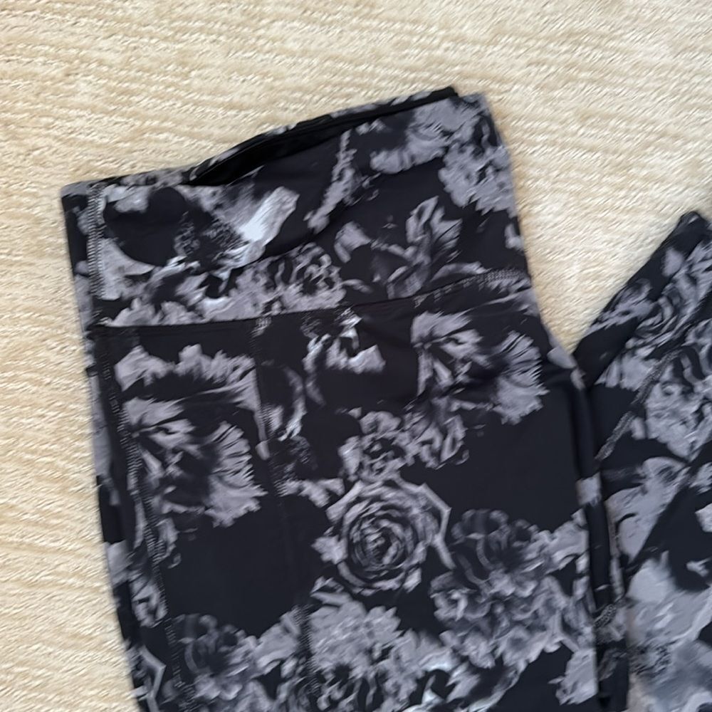 Soma Sport Black and Gray Floral Leggings, Size XL - Picture 5 of 9